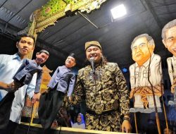 Gibran Nonton Wayang Karakter Jokowi dan Prabowo di Brebes