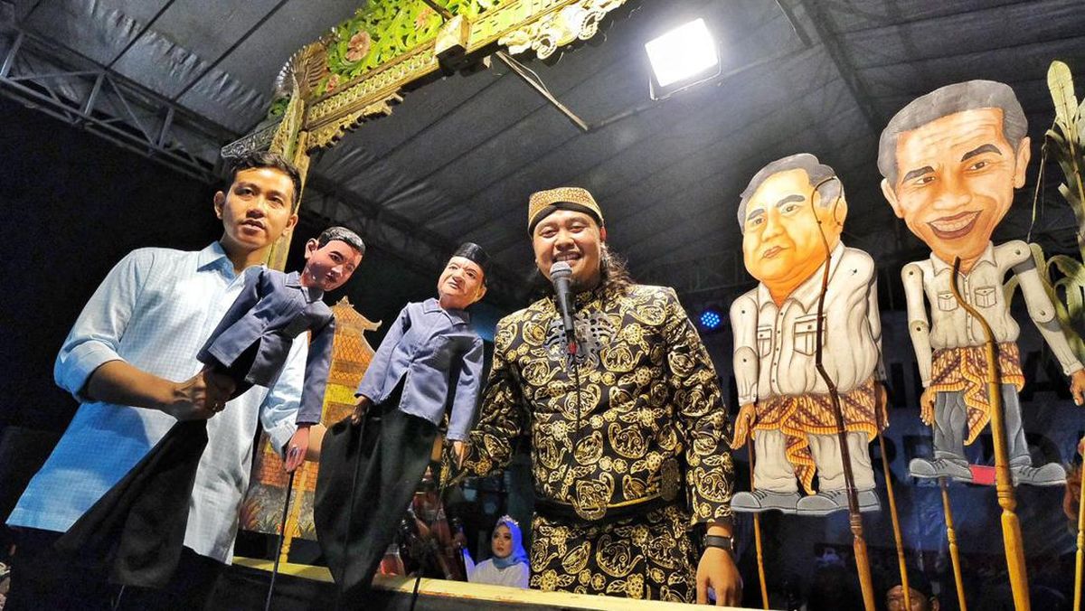 Gibran Nonton Wayang Karakter Jokowi dan Prabowo di Brebes