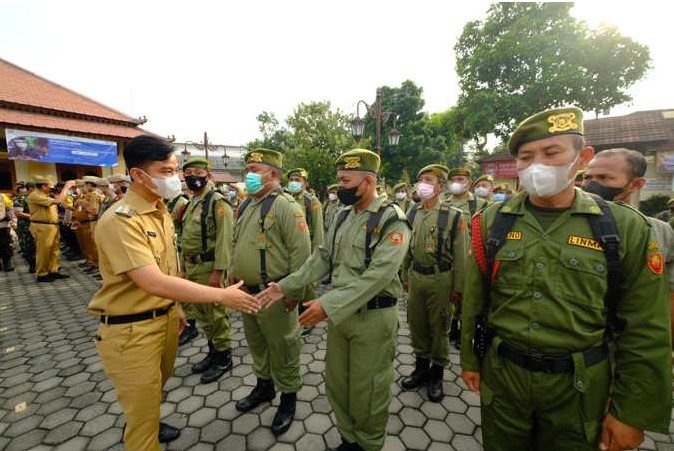 Gibran Berpesan Kepada Linmas, Siapapun Pemenangnya Utamakan Keamanan