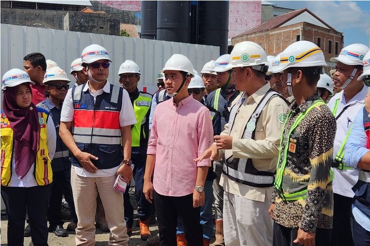 Gibran Meninjau Pembangunan Simpang Joglo yang Sudah On the Track