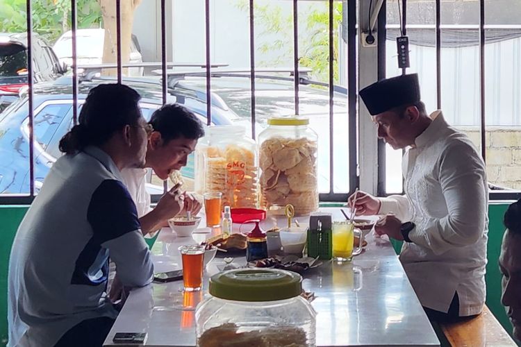 Gibran dan AHY Makan Soto Bareng, Apa yang Dibicarakan